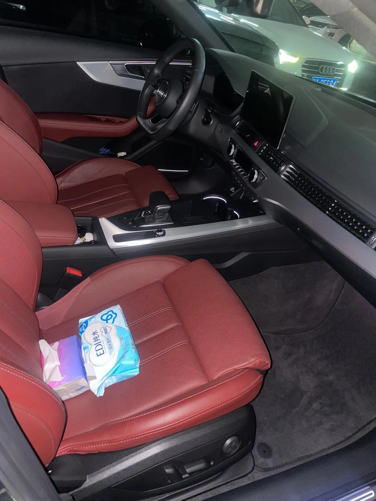 Audi 2021 A4L 2.0TFSI 40TFSI into the life version of the automatic gear 7