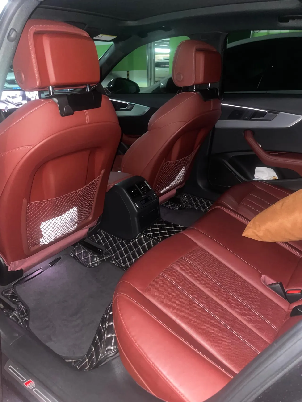 Audi 2021 A4L 2.0TFSI 40TFSI into the life version of the automatic gear 8