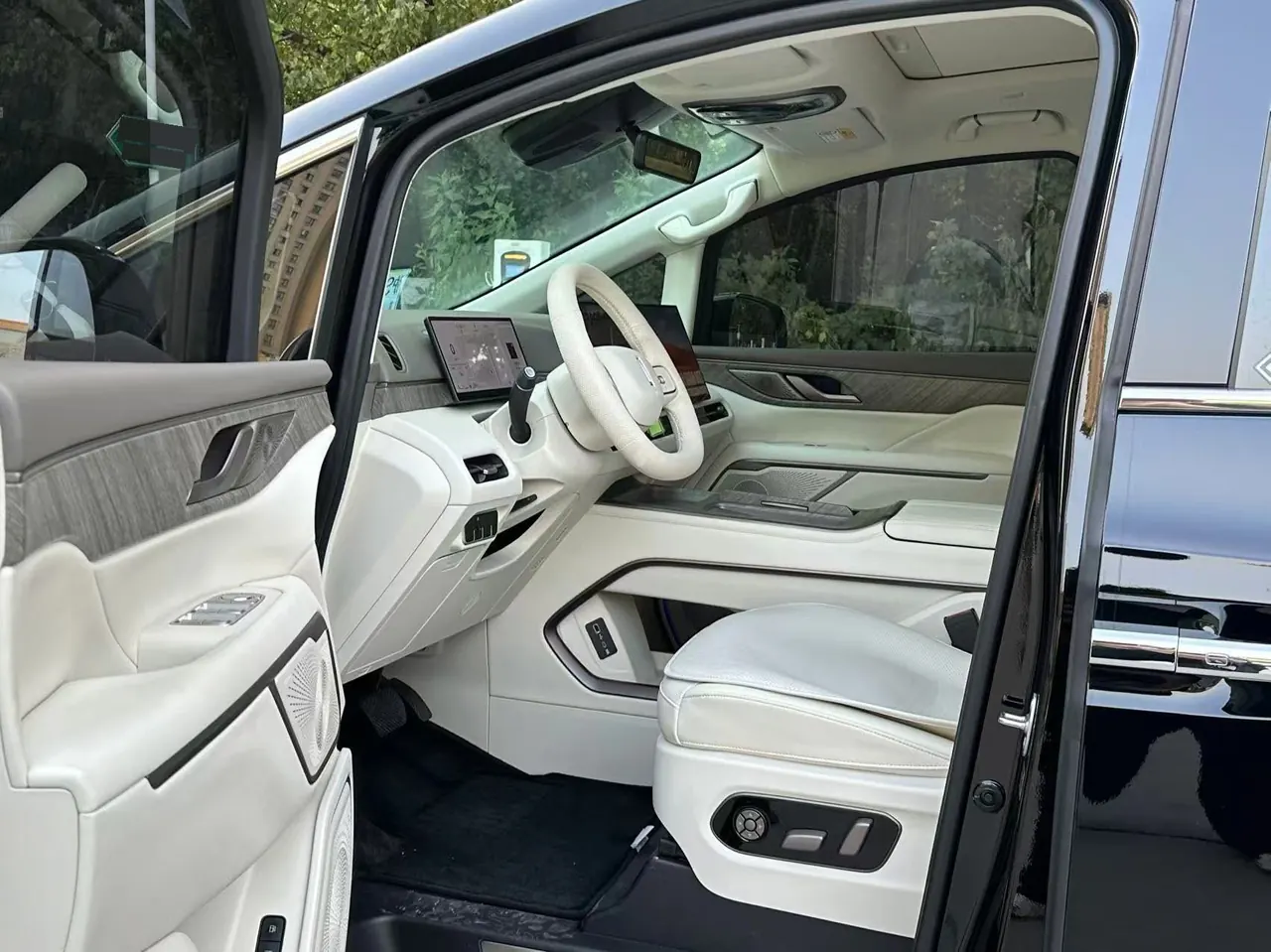 WEY 2025 VV7 Hi4 1.5T Four-Wheel-Drive Automatic Model 2