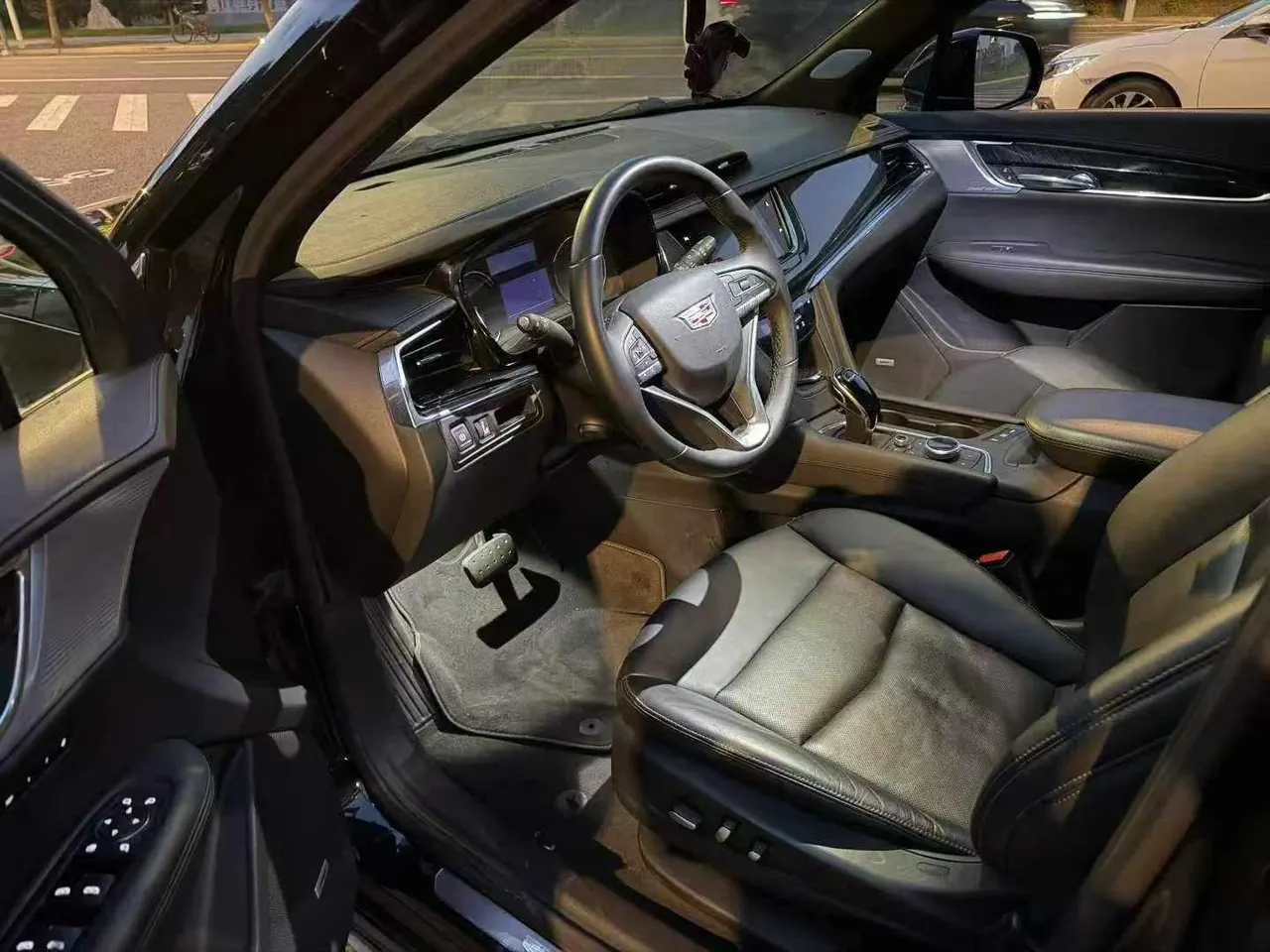 Cadillac 2022 XT6 48V 2.0T 6-seat two-wheel drive luxury automatic gear 3