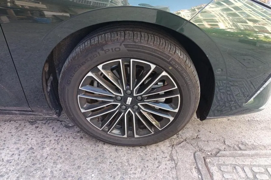 Geely Galaxy 2025 Xingyao 8 EM-i 1.5 130km Premium Edition Automatic Gear 4