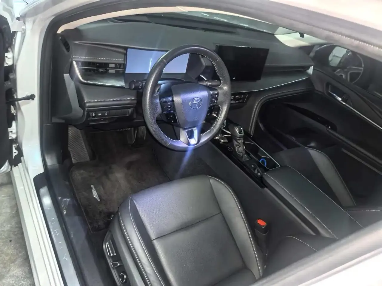 Toyota 2024 Camry Dual Engine 2.0HG Stepless Premium Edition Automatic Gear 3
