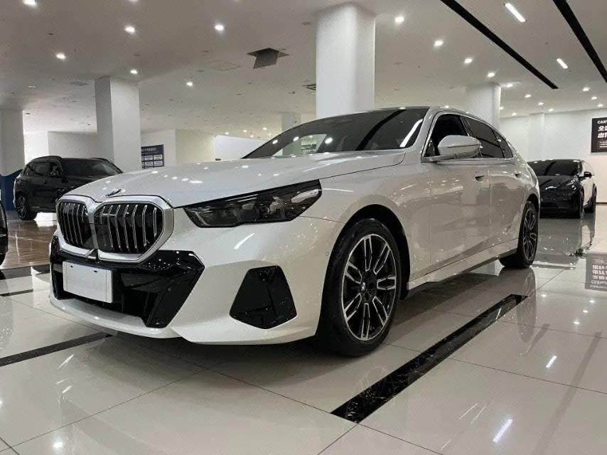 BMW 5 Series 2026 model 530Li 48V 2.0T Leading Edition M Sport Package Automatic - View 1