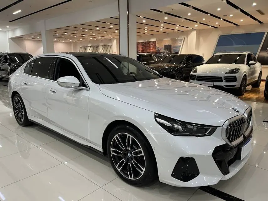 BMW 5 Series 2026 model 530Li 48V 2.0T Leading Edition M Sport Package Automatic 3