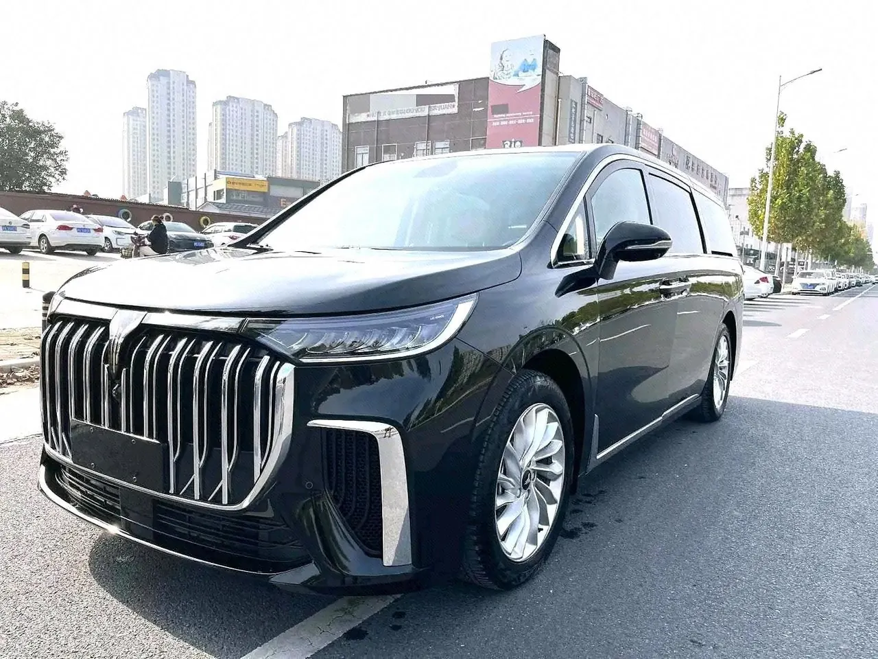 Voyah 2024 Dreamers PHEV 1.5T Long Endurance Excellent Edition Automatic Gear - View 1