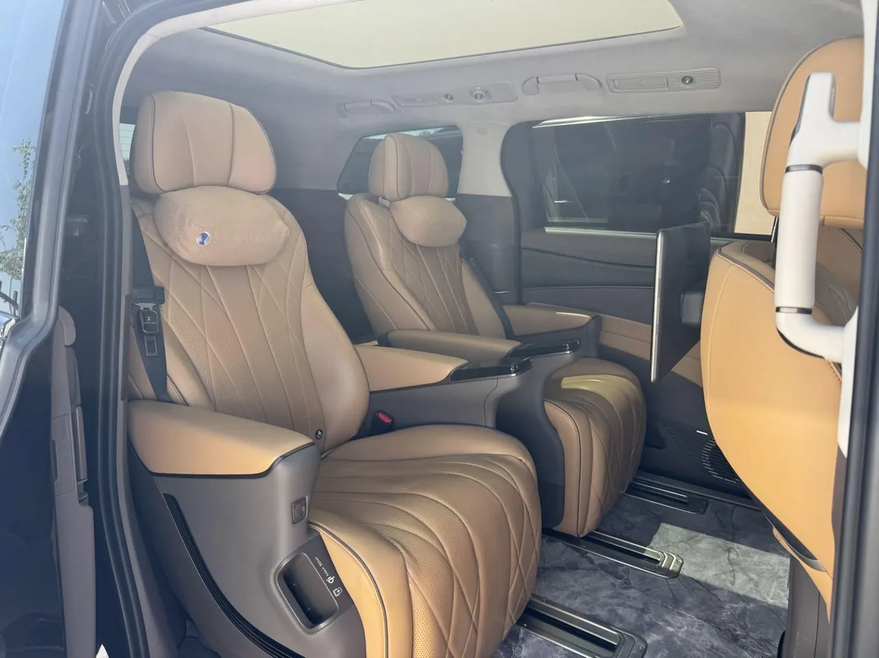 Denza 2022 Denza D9 DM-i 1.5T Stepless 970 Four-wheel Drive Honorable Automatic Gear 6