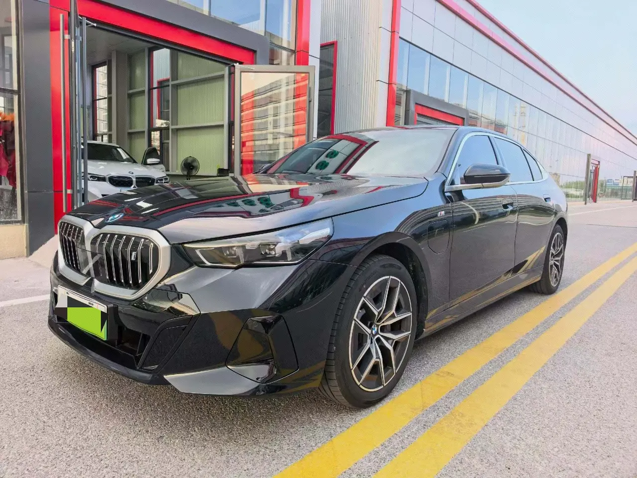 BMW 2025 i5 eDrive 35L M sports suit automatic gear - View 1