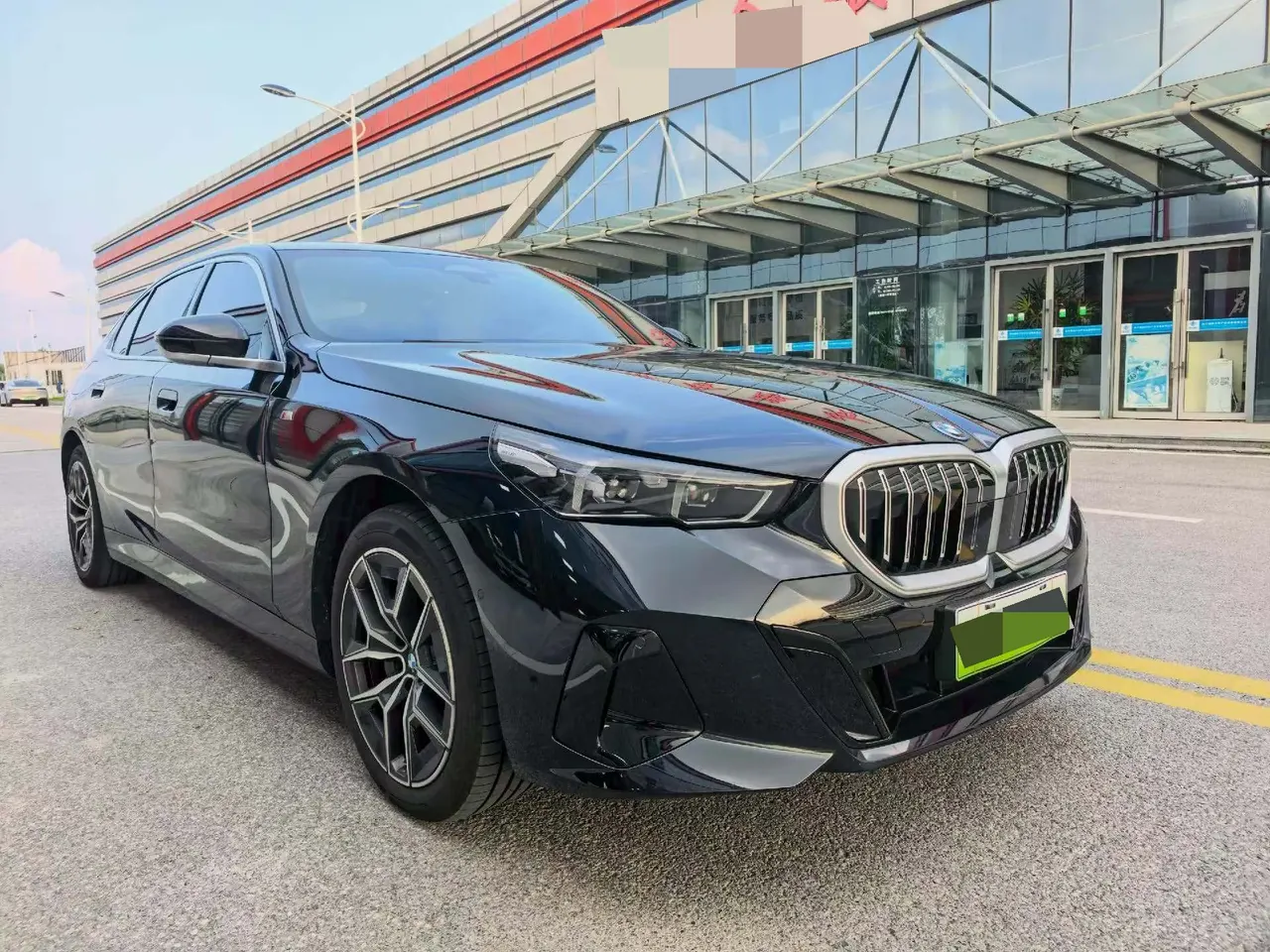 BMW 2025 i5 eDrive 35L M sports suit automatic gear 3
