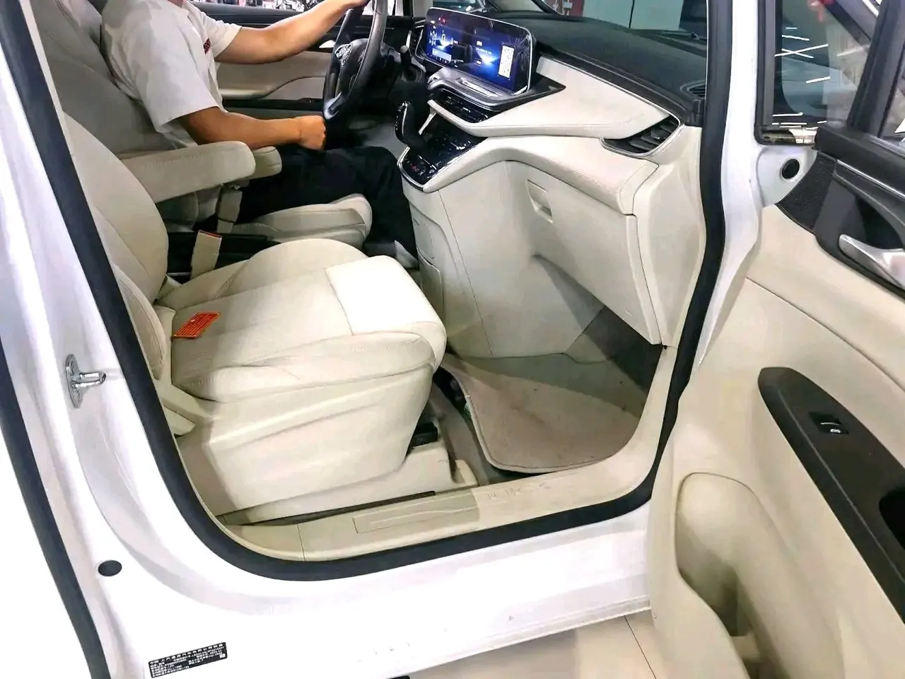 Buick 2023 GL8 ES Lu Zun 48V 2.0T 653T Comfortable Automatic Gear 2