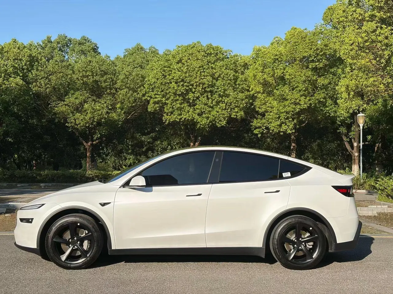 Tesla 2026 Model Y Rear-Wheel-Drive Automatic 9
