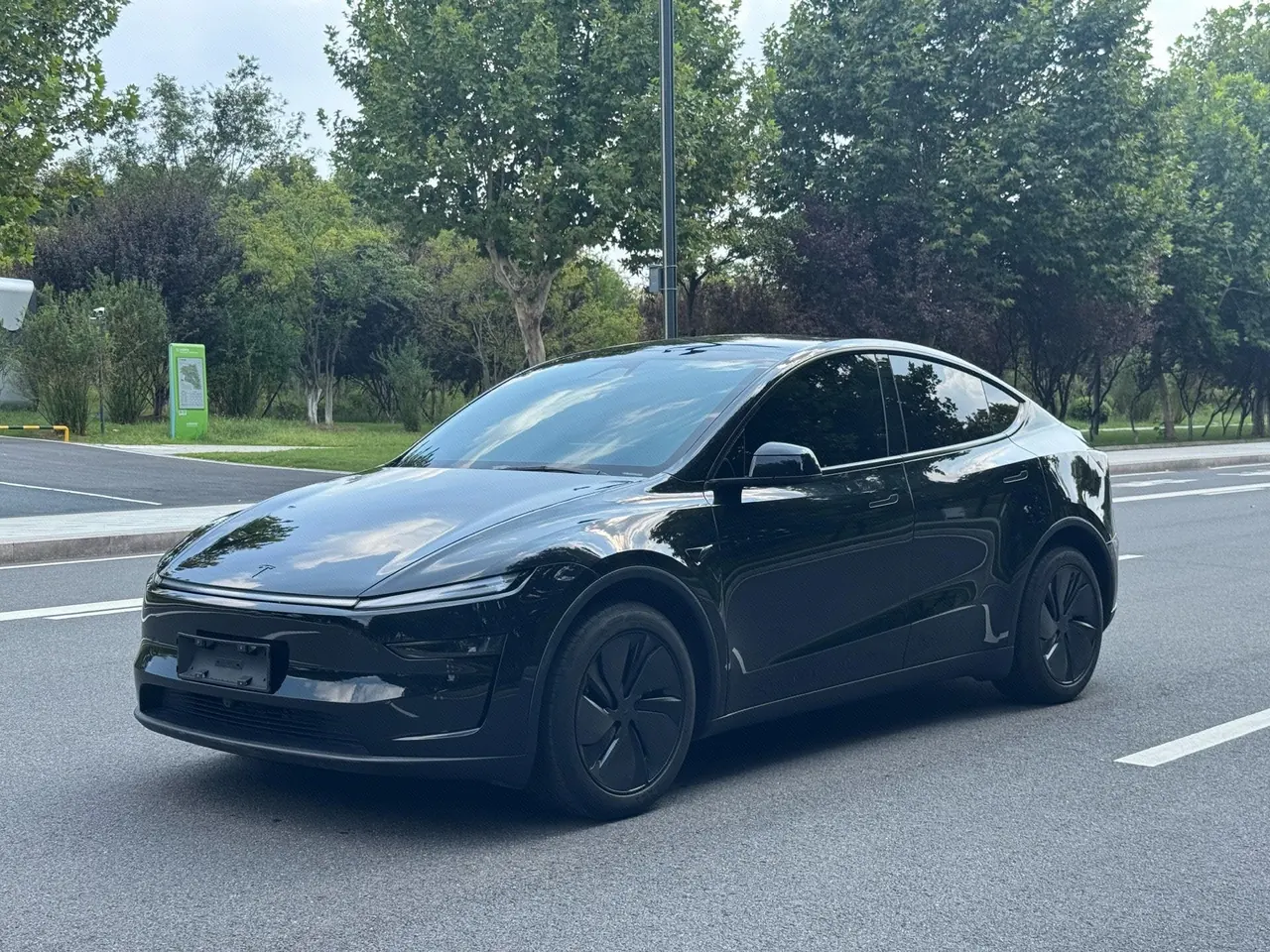 Tesla 2026 Model Y Rear-Wheel-Drive Automatic - View 1