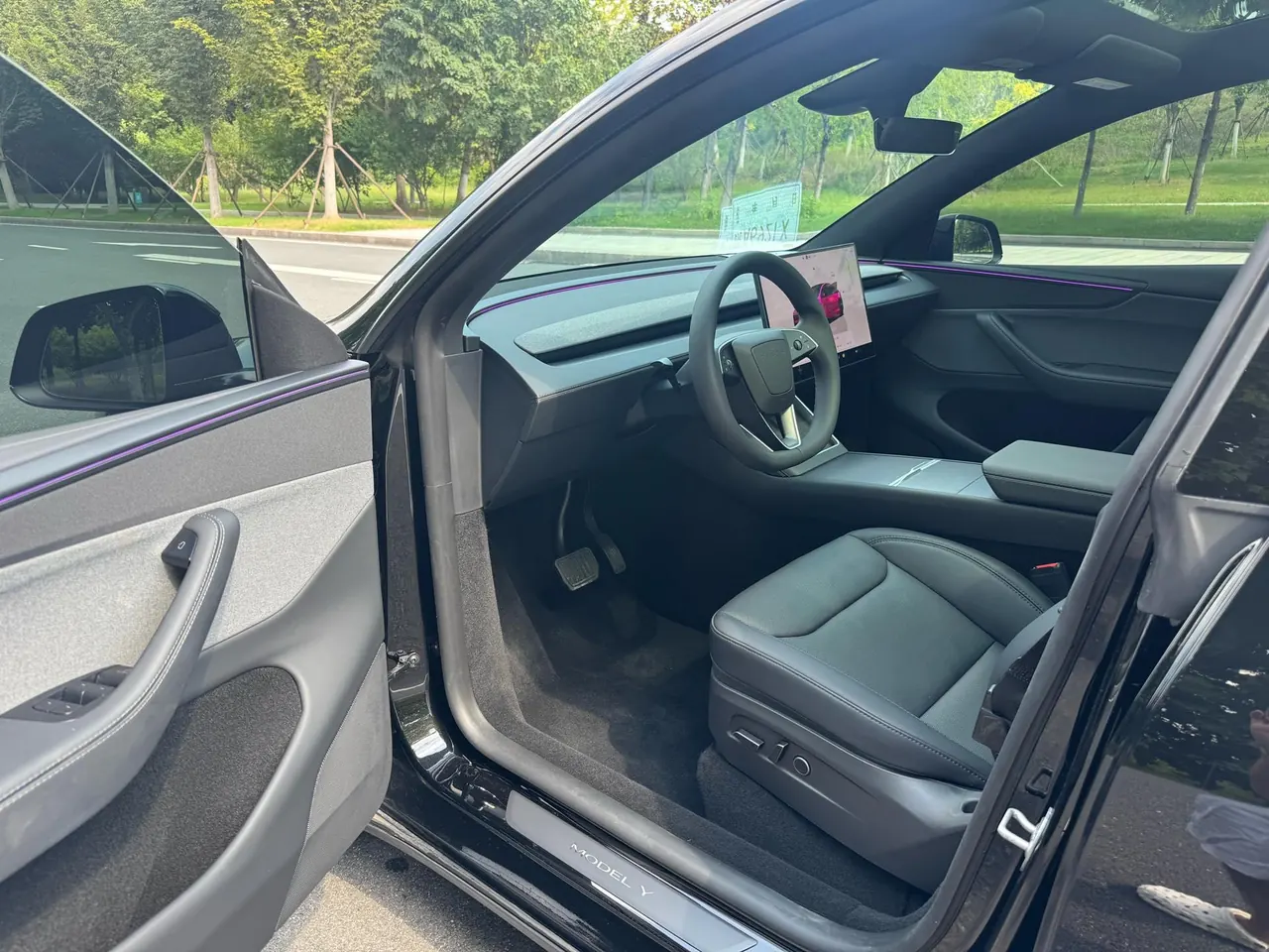 Tesla 2026 Model Y Rear-Wheel-Drive Automatic 6