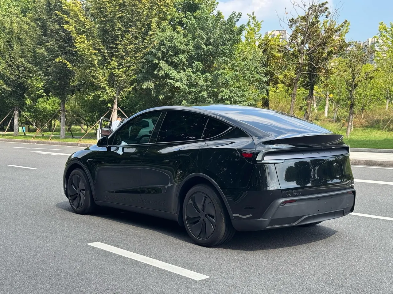 Tesla 2026 Model Y Rear-Wheel-Drive Automatic 7