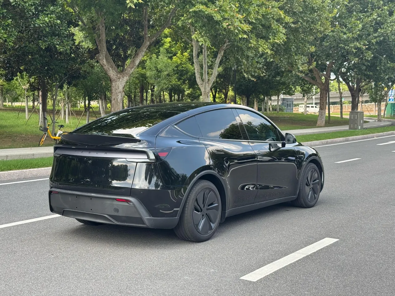 Tesla 2026 Model Y Rear-Wheel-Drive Automatic 9