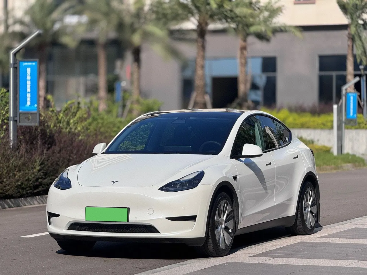 Tesla 2022 Model Y rear-wheel drive version (facelift) automatic gear - View 1