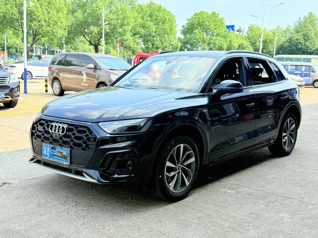 Audi 2025 Q5L 2.0TFSI 40TFSI 45th Anniversary Collection Edition Quattro Deluxe Dynamic Automatic - View 1