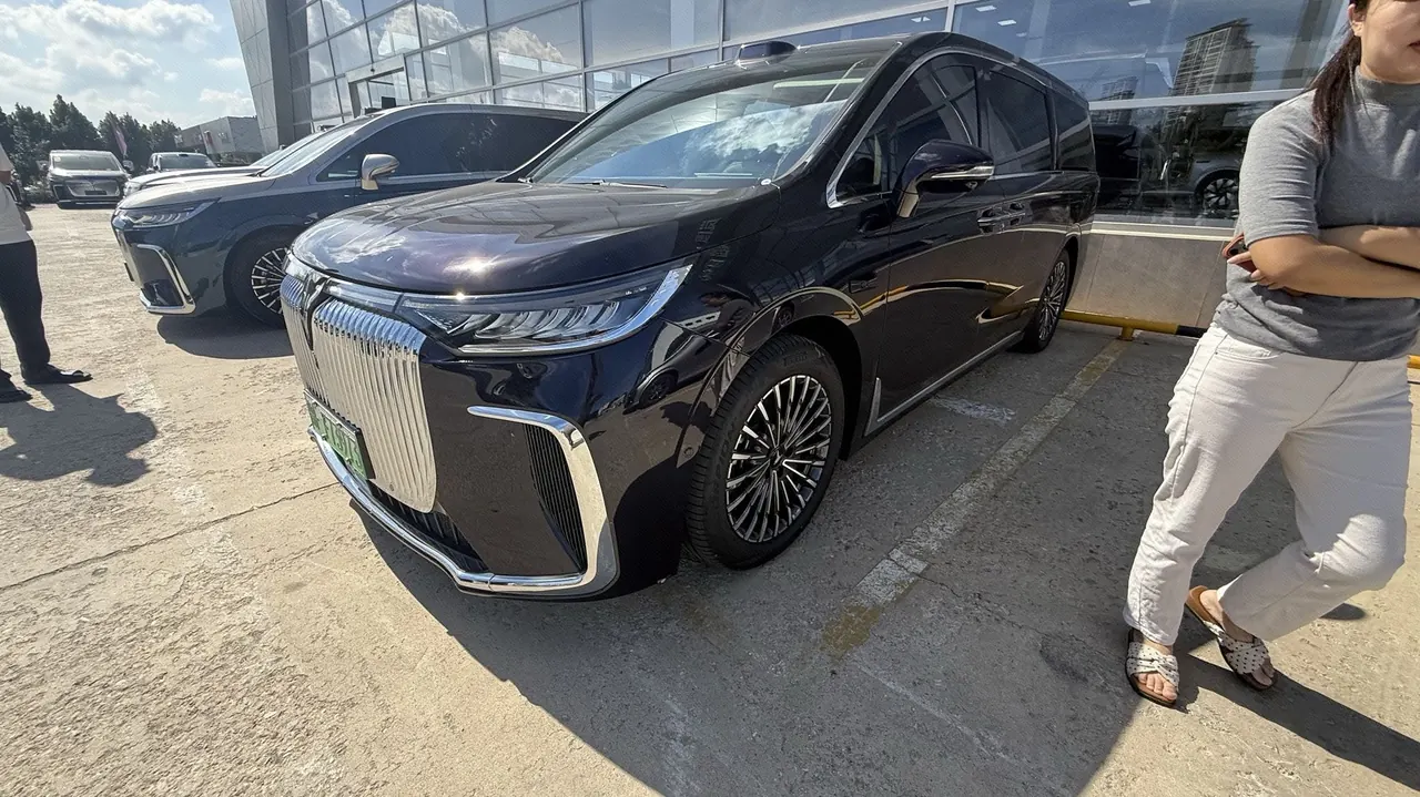 Voyah 2025 dreamers PHEV 1.5T four-wheel drive flagship dry Kun version automatic gear - View 1