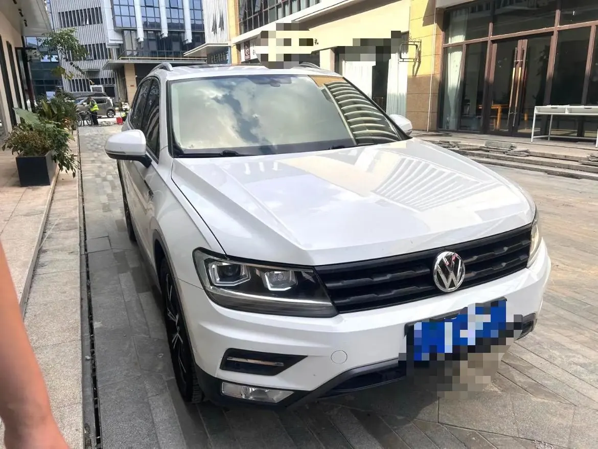 Volkswagen 2020 Tiguan L 2.0TSI 330TSI Two-Drive Smart Deluxe Automatic Gear 3