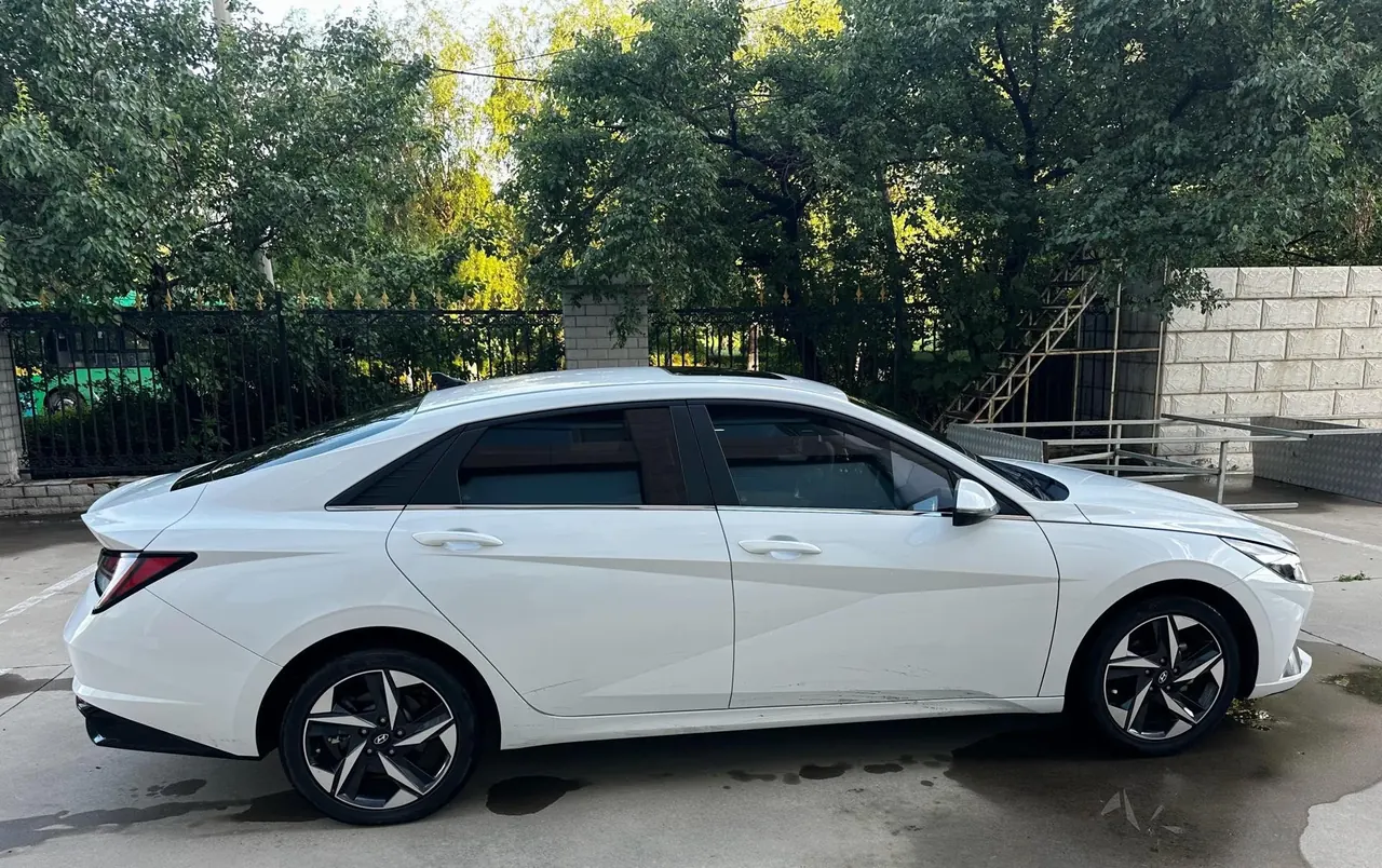 Hyundai 2022 Elantra -3-compartment 1.5 stepless LUX premium automatic gear 12