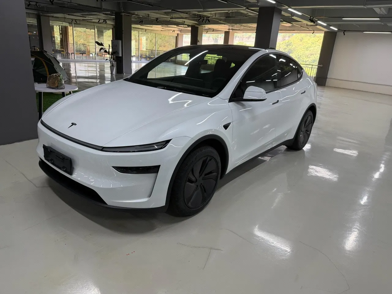 Tesla 2025 Model Y L Long Endurance All-Wheel Drive Automatic Transmission - View 1