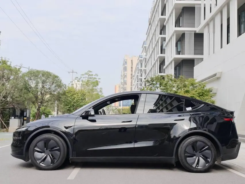 Tesla 2026 Model Y Rear-Wheel-Drive Automatic 2