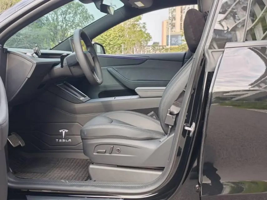 Tesla 2026 Model Y Rear-Wheel-Drive Automatic 3