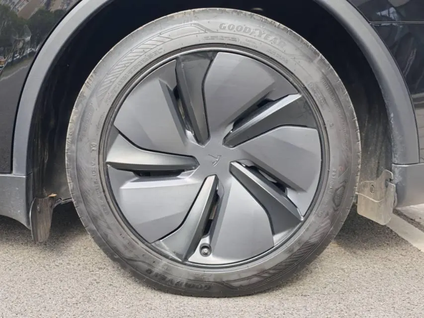 Tesla 2026 Model Y Rear-Wheel-Drive Automatic 5