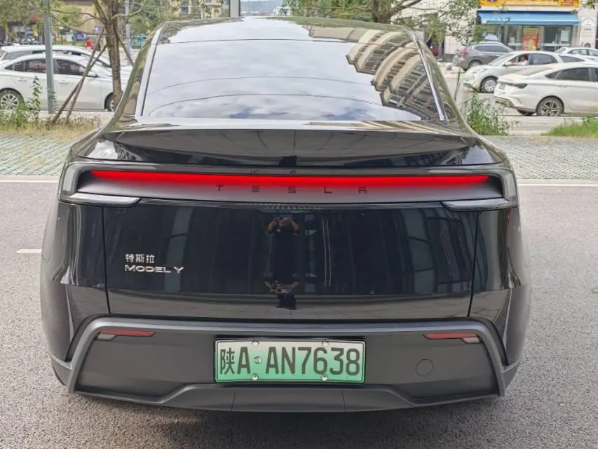 Tesla 2026 Model Y Rear-Wheel-Drive Automatic 6
