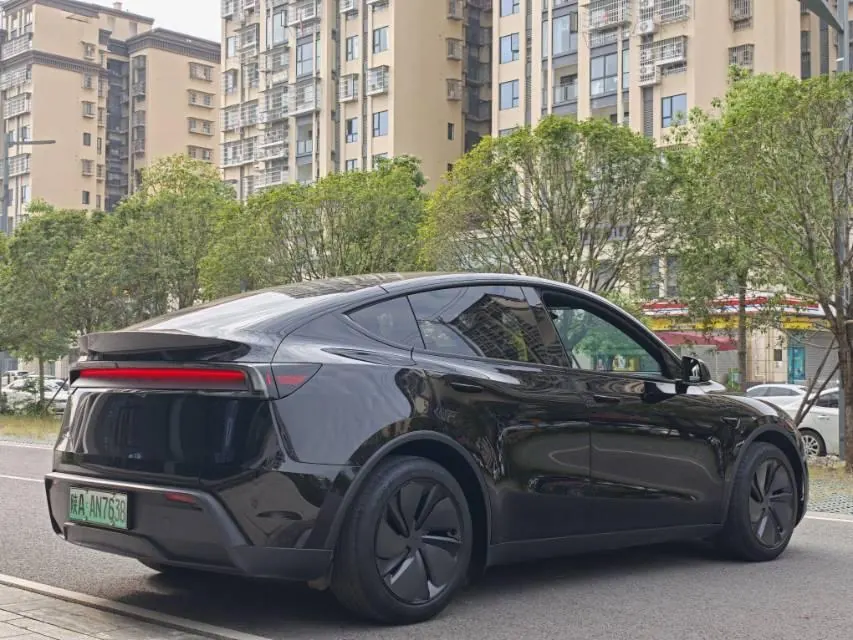 Tesla 2026 Model Y Rear-Wheel-Drive Automatic 7