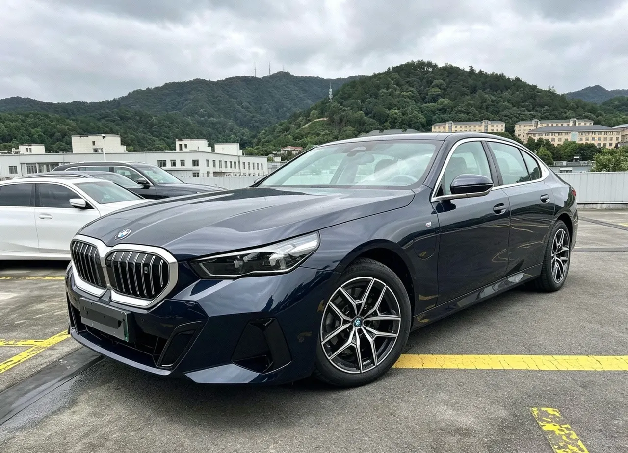 BMW 2025 i5 eDrive 40L M sports suit automatic gear - View 1