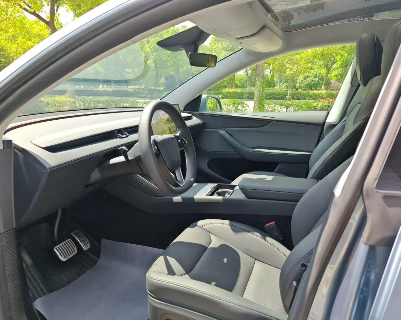 Tesla 2025 Model Y rear-wheel drive version automatic transmission 3