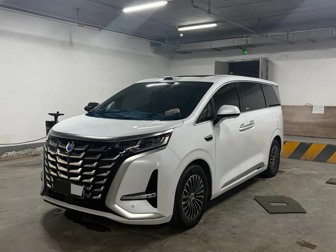 Denza 2025 Denza D9 DM-i 1.5T stepless four-wheel drive automatic gear - View 1