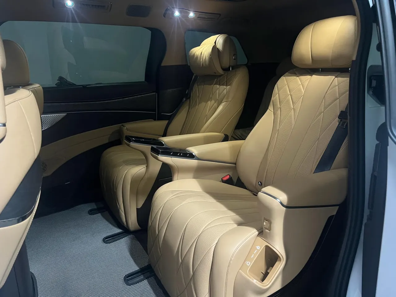 Denza 2025 Denza D9 DM-i 1.5T stepless four-wheel drive automatic gear 4