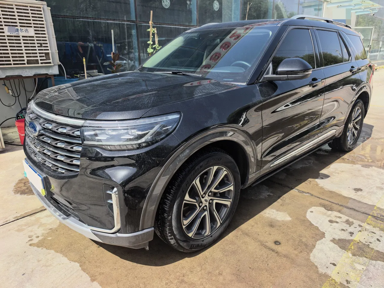 Ford 2023 Explorer 2.3T EcoBoost 285 4-wheel fashion plus 7-seat automatic gear - View 1
