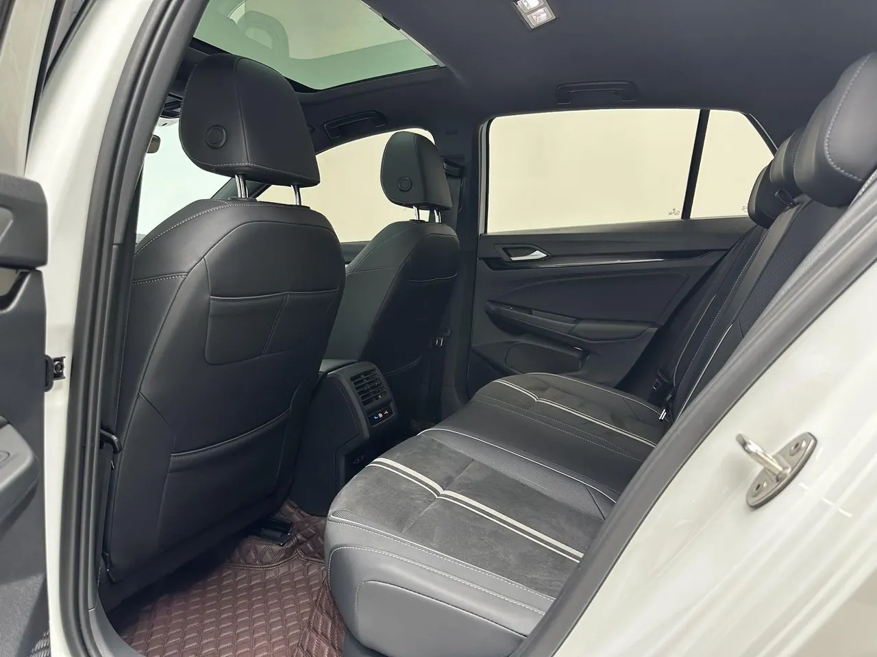 Volkswagen 2023 Golf 8 R-Line 1.4TSI 280TSI Automatic 8