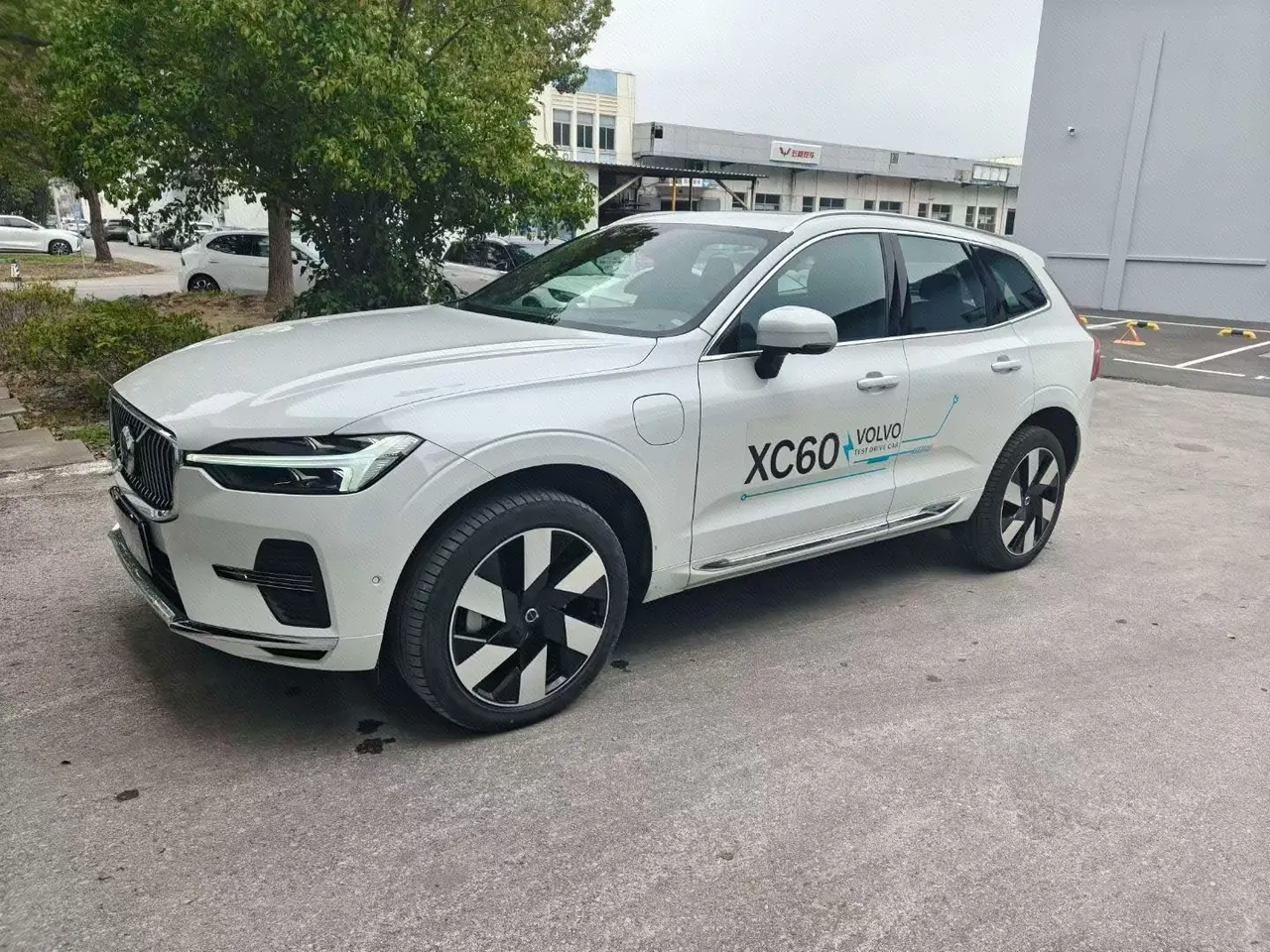 Volvo XC60 New Energy 2025 XC60 PHEV 2.0T Long Endurance Four-wheel Drive Zhiya Deluxe Edition Automatic Gear - View 1