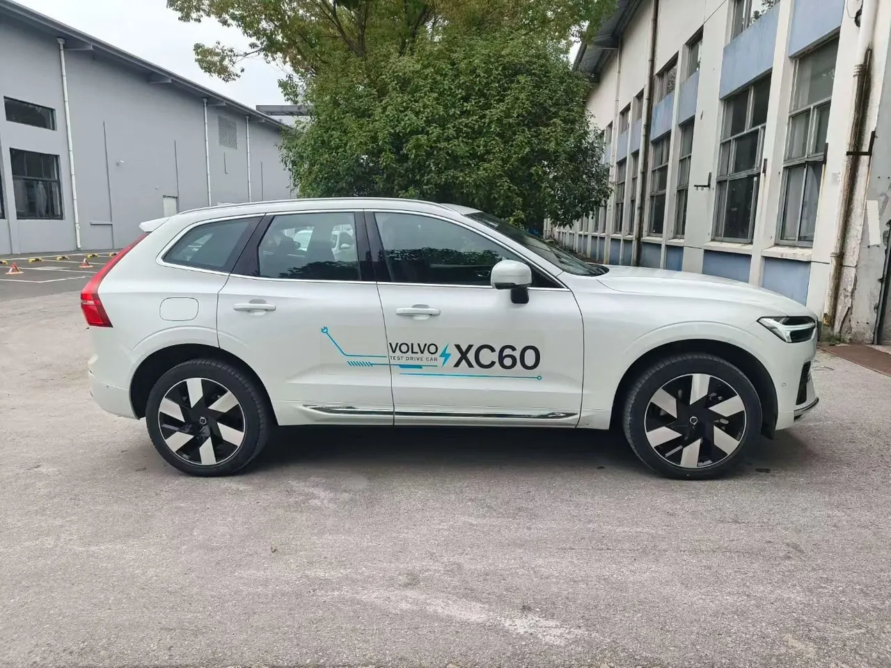 Volvo XC60 New Energy 2025 XC60 PHEV 2.0T Long Endurance Four-wheel Drive Zhiya Deluxe Edition Automatic Gear 3
