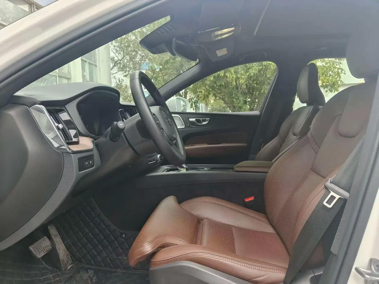 Volvo XC60 New Energy 2025 XC60 PHEV 2.0T Long Endurance Four-wheel Drive Zhiya Deluxe Edition Automatic Gear 4