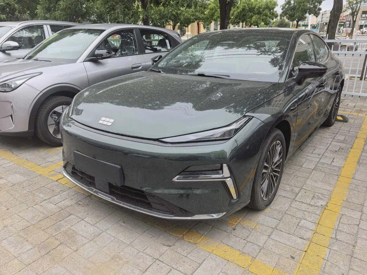 Geely Galaxy 2025 Xingyao 8 EM-i 1.5 130km Premium Edition Automatic Gear - View 1