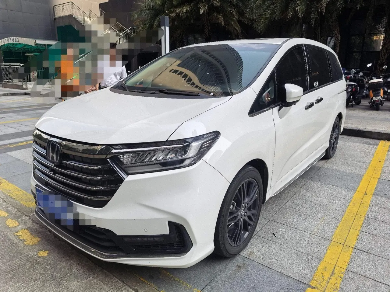 Honda 2022 Odyssey Hybrid 2.0 Stepless Sharp and Glory Edition Automatic Gear - View 1