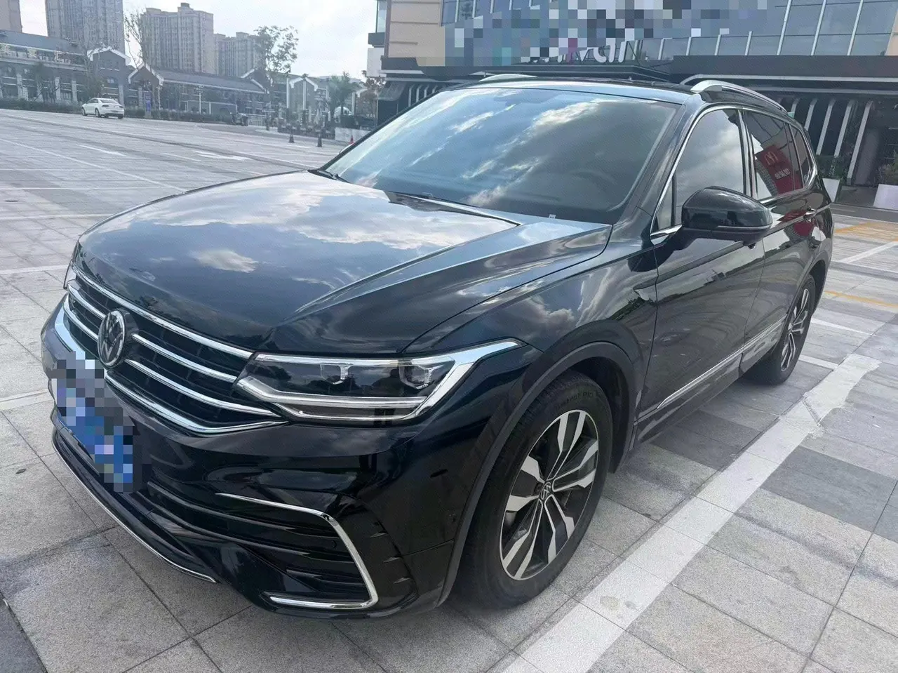 Volkswagen 2024 Tiguan L R-Line 2.0TSI 330TSI Two‑wheel‑drive R‑Line Dragon Glory Edition Automatic - View 1