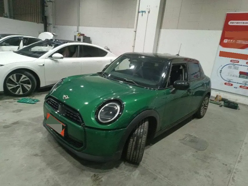 MINI Mini 5-Door (Imported) 2025 Mini Cooper 1.5T Classic Auto - View 1