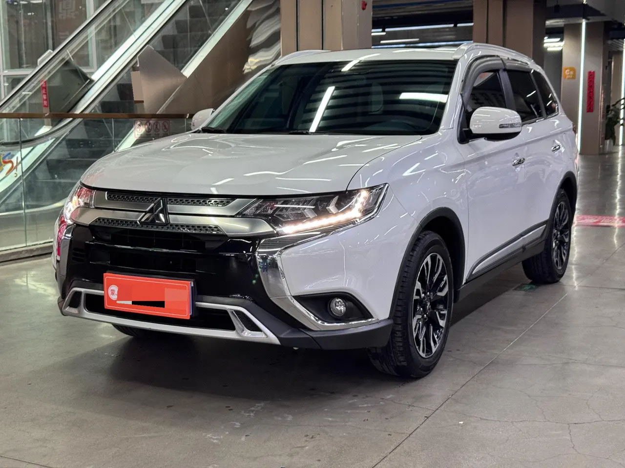 Открыть галерею: Mitsubishi 2020 Outlander 2.4 stepless four-wheel drive to enjoy the version of the 5-seat automatic gear