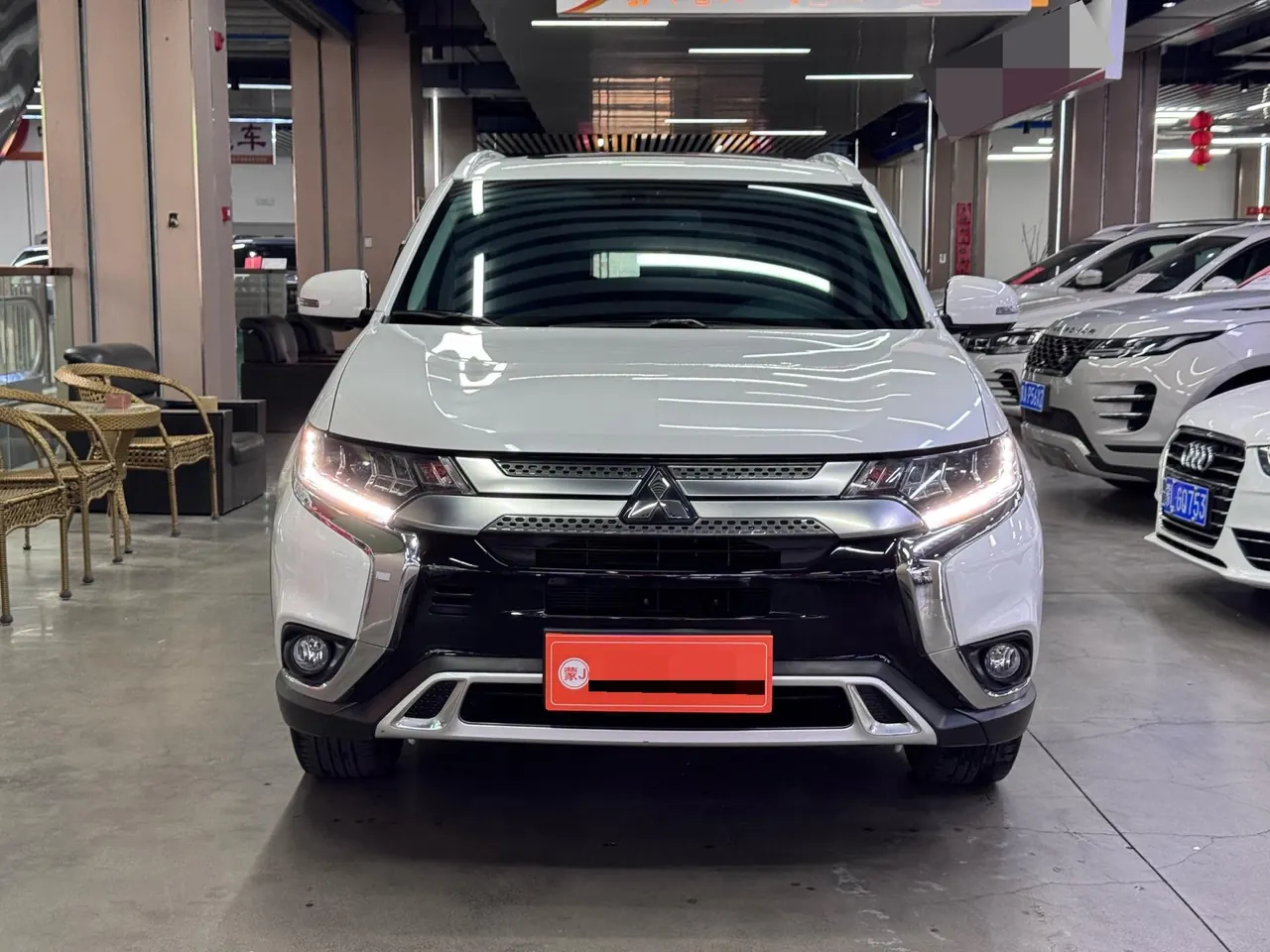 Mitsubishi 2020 Outlander 2.4 stepless four-wheel drive to enjoy the version of the 5-seat automatic gear 2