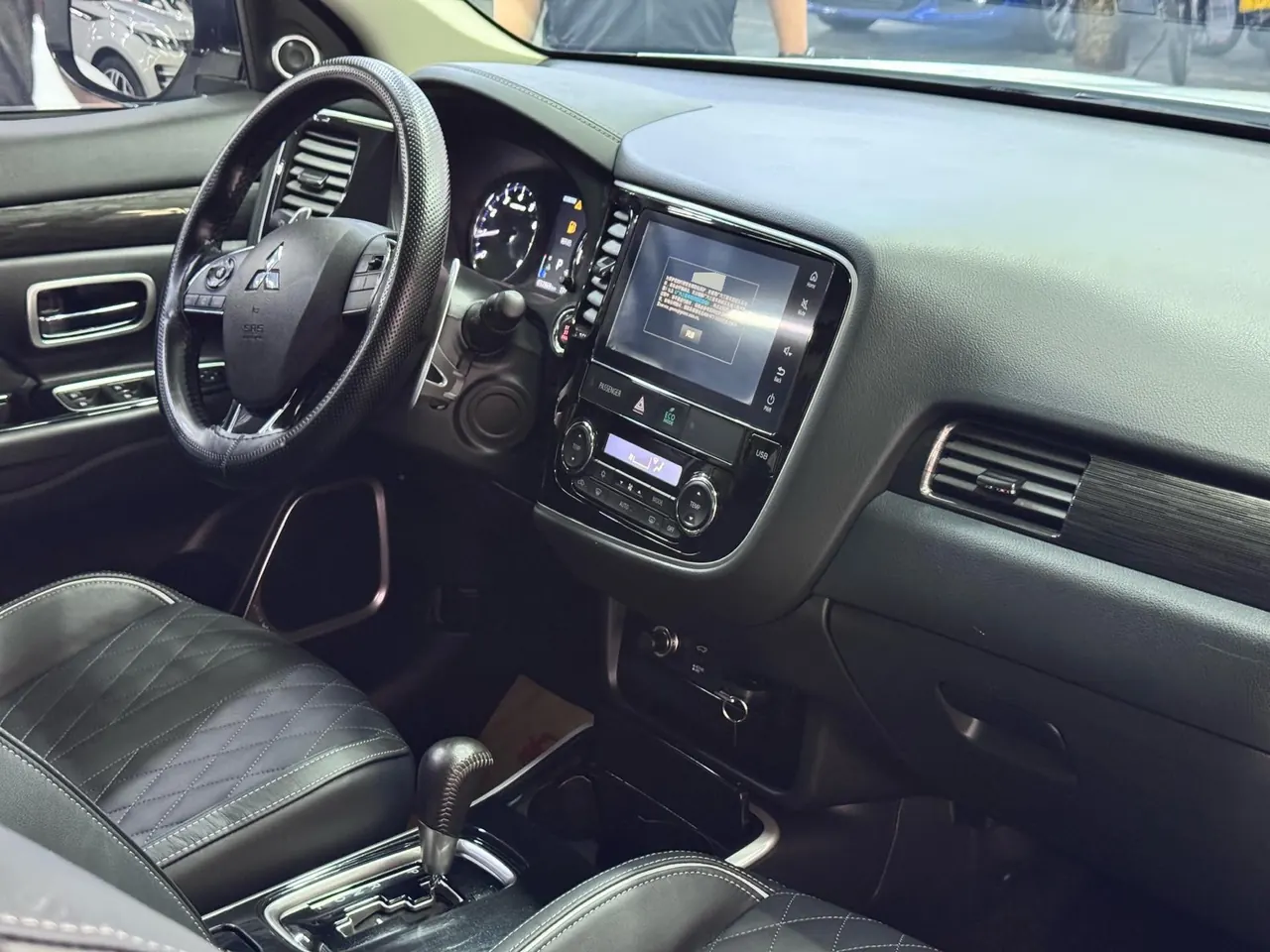 Mitsubishi 2020 Outlander 2.4 stepless four-wheel drive to enjoy the version of the 5-seat automatic gear 3