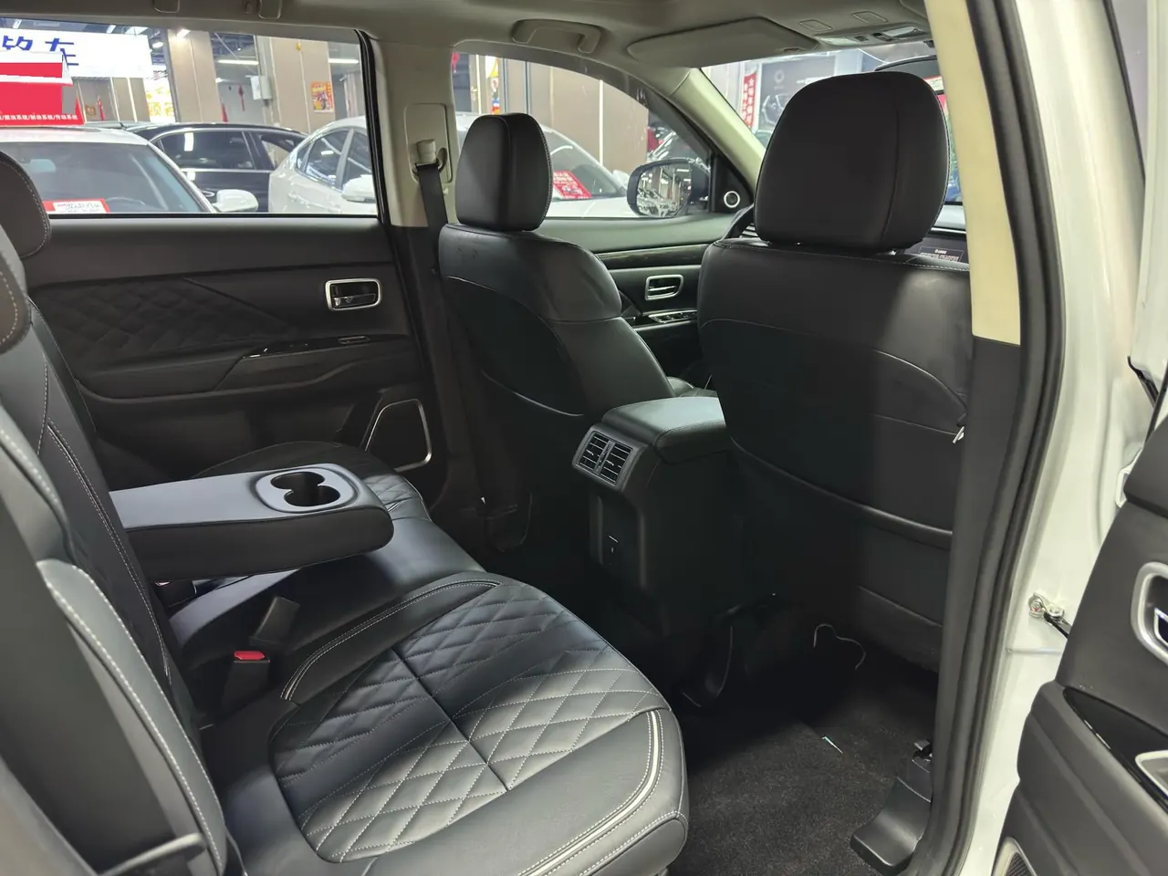 Mitsubishi 2020 Outlander 2.4 stepless four-wheel drive to enjoy the version of the 5-seat automatic gear 4