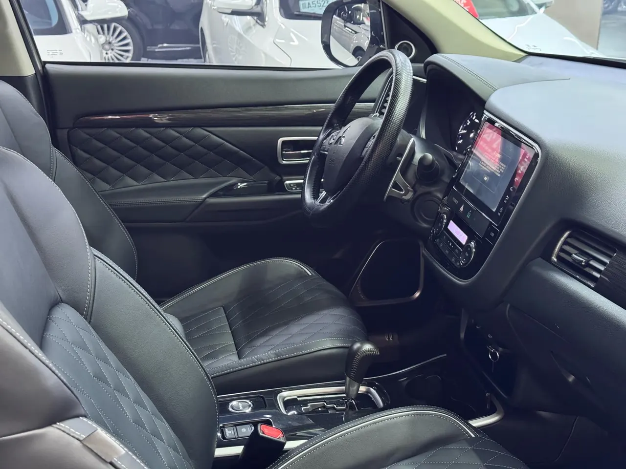 Mitsubishi 2020 Outlander 2.4 stepless four-wheel drive to enjoy the version of the 5-seat automatic gear 5