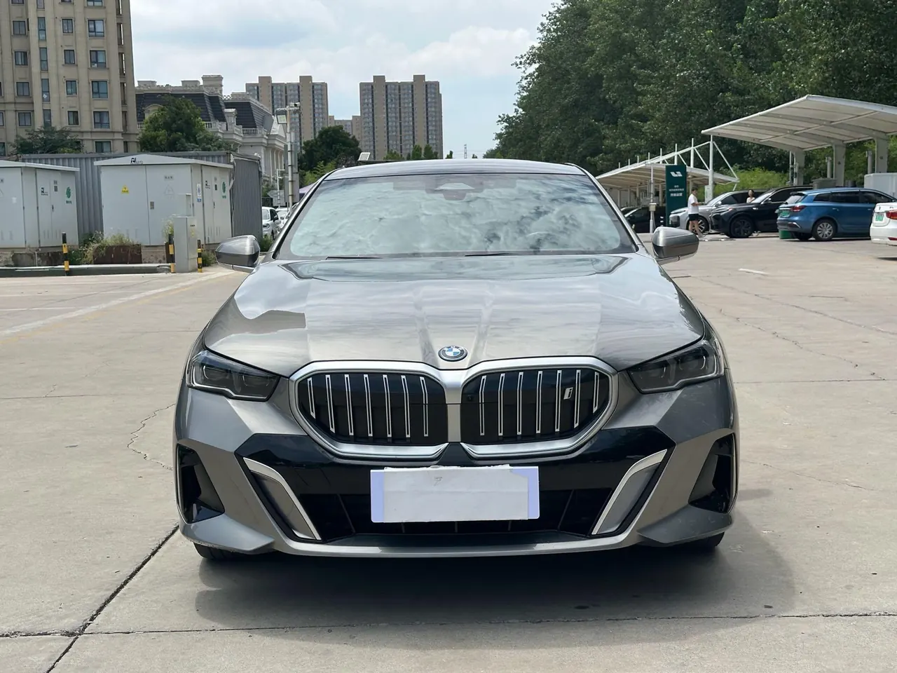 BMW 2024 i5 eDrive 35L Exclusive M Sports Suit Automatic Gear 2