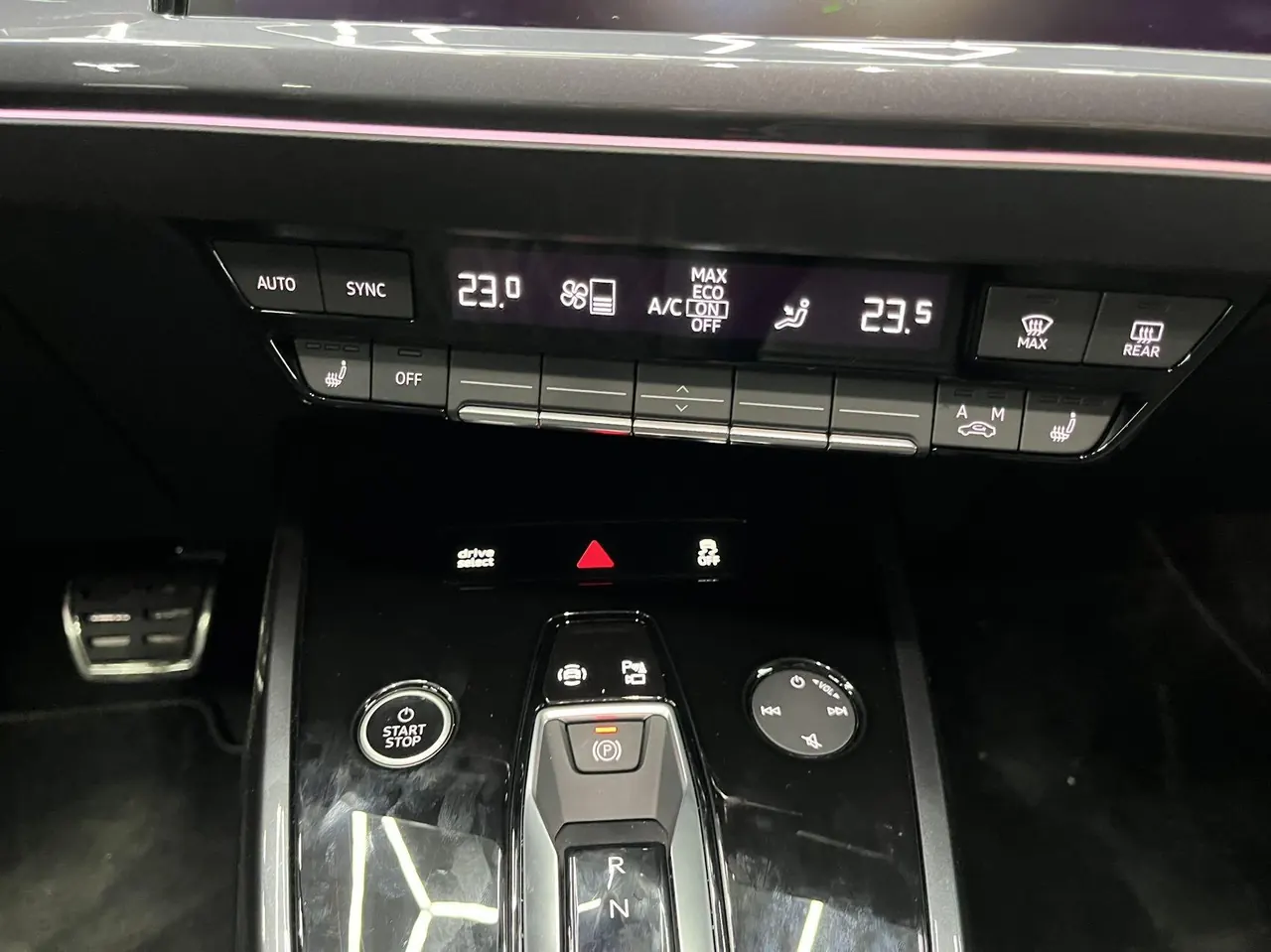 Audi 2024 Q4 e-tron 50 Quattro Creative Night Edition Automatic Gear 8