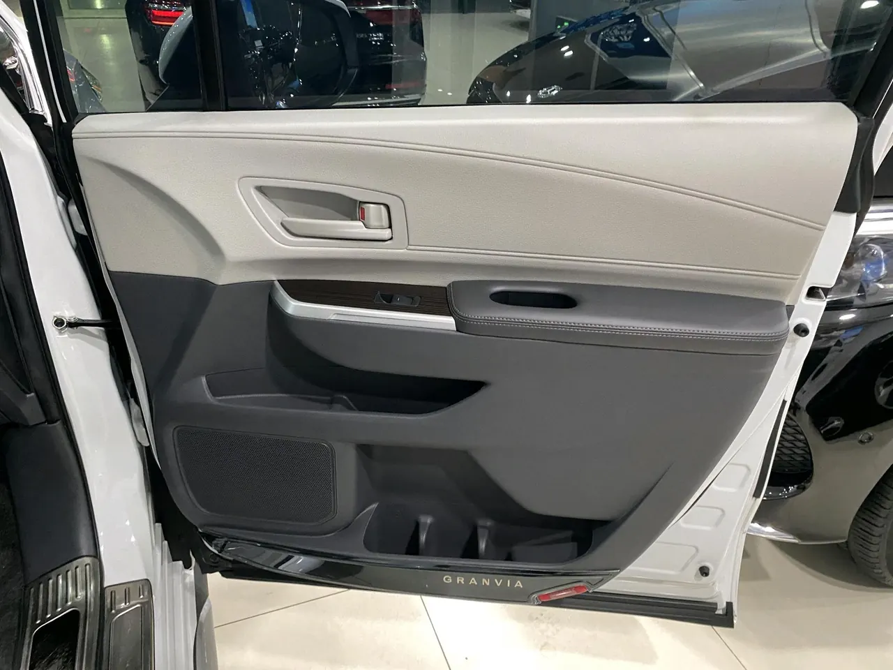 Toyota 2023 Grevia HYBRID 2.5 Stepless Comfort Edition Automatic Transmission 11